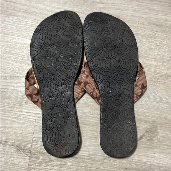 Brown Sandals with Cork-Like Texture and Y-Shape Straps - Picture 2 of 4